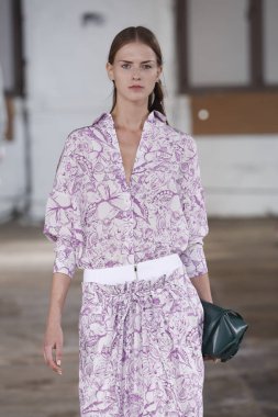 New York, Ny - Eylül 09: Tibi bahar 2019 moda pist New York'ta 9 Eylül 2018 tarihinde New York moda haftası sırasında göstermek bir modeli yürür..