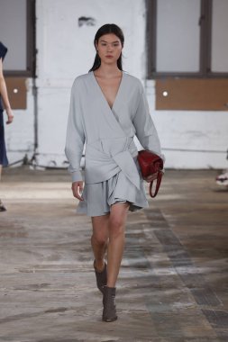 New York, Ny - Eylül 09: Tibi bahar 2019 moda pist New York'ta 9 Eylül 2018 tarihinde New York moda haftası sırasında göstermek bir modeli yürür..