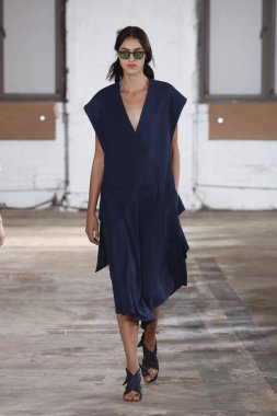 New York, Ny - Eylül 09: Tibi bahar 2019 moda pist New York'ta 9 Eylül 2018 tarihinde New York moda haftası sırasında göstermek bir modeli yürür..
