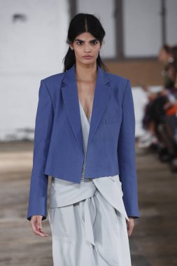 New York, Ny - Eylül 09: Tibi bahar 2019 moda pist New York'ta 9 Eylül 2018 tarihinde New York moda haftası sırasında göstermek bir modeli yürür..