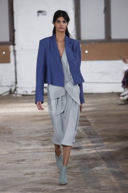 New York, Ny - Eylül 09: Tibi bahar 2019 moda pist New York'ta 9 Eylül 2018 tarihinde New York moda haftası sırasında göstermek bir modeli yürür..
