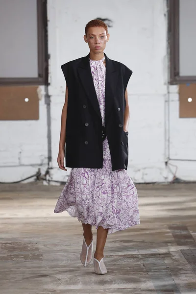 New York September Model Walks Runway Tibi Spring 2019 Fashion — Stock Photo, Image