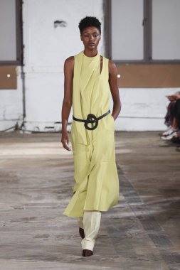 New York, Ny - Eylül 09: Tibi bahar 2019 moda pist New York'ta 9 Eylül 2018 tarihinde New York moda haftası sırasında göstermek bir modeli yürür..