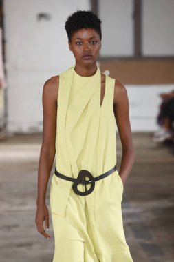 New York, Ny - Eylül 09: Tibi bahar 2019 moda pist New York'ta 9 Eylül 2018 tarihinde New York moda haftası sırasında göstermek bir modeli yürür..