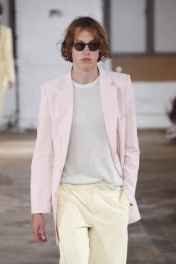 New York, Ny - Eylül 09: Tibi bahar 2019 moda pist New York'ta 9 Eylül 2018 tarihinde New York moda haftası sırasında göstermek bir modeli yürür..