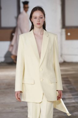 New York, Ny - Eylül 09: Tibi bahar 2019 moda pist New York'ta 9 Eylül 2018 tarihinde New York moda haftası sırasında göstermek bir modeli yürür..