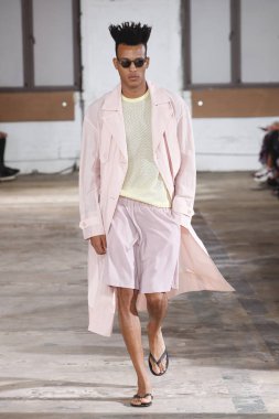 New York, Ny - Eylül 09: Tibi bahar 2019 moda pist New York'ta 9 Eylül 2018 tarihinde New York moda haftası sırasında göstermek bir modeli yürür..