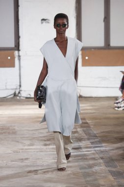 New York, Ny - Eylül 09: Tibi bahar 2019 moda pist New York'ta 9 Eylül 2018 tarihinde New York moda haftası sırasında göstermek bir modeli yürür..