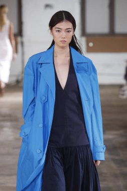 New York, Ny - Eylül 09: Tibi bahar 2019 moda pist New York'ta 9 Eylül 2018 tarihinde New York moda haftası sırasında göstermek bir modeli yürür..