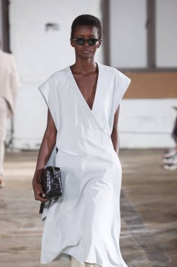 New York, Ny - Eylül 09: Tibi bahar 2019 moda pist New York'ta 9 Eylül 2018 tarihinde New York moda haftası sırasında göstermek bir modeli yürür..