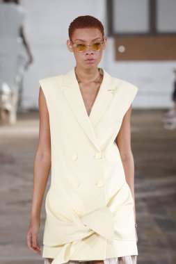 New York, Ny - Eylül 09: Tibi bahar 2019 moda pist New York'ta 9 Eylül 2018 tarihinde New York moda haftası sırasında göstermek bir modeli yürür..