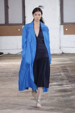 New York, Ny - Eylül 09: Tibi bahar 2019 moda pist New York'ta 9 Eylül 2018 tarihinde New York moda haftası sırasında göstermek bir modeli yürür..