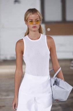 New York, Ny - Eylül 09: Tibi bahar 2019 moda pist New York'ta 9 Eylül 2018 tarihinde New York moda haftası sırasında göstermek bir modeli yürür..