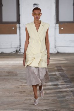 New York, Ny - Eylül 09: Tibi bahar 2019 moda pist New York'ta 9 Eylül 2018 tarihinde New York moda haftası sırasında göstermek bir modeli yürür..