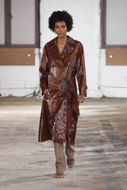 New York, Ny - Eylül 09: Tibi bahar 2019 moda pist New York'ta 9 Eylül 2018 tarihinde New York moda haftası sırasında göstermek bir modeli yürür..