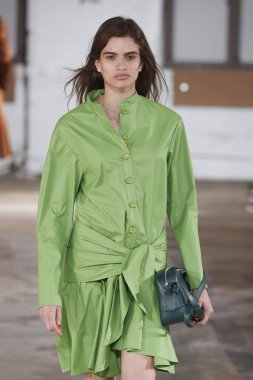 New York, Ny - Eylül 09: Tibi bahar 2019 moda pist New York'ta 9 Eylül 2018 tarihinde New York moda haftası sırasında göstermek bir modeli yürür..