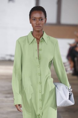 New York, Ny - Eylül 09: Tibi bahar 2019 moda pist New York'ta 9 Eylül 2018 tarihinde New York moda haftası sırasında göstermek bir modeli yürür..