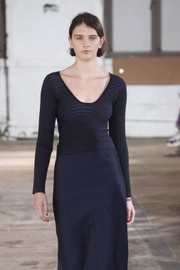 New York, Ny - Eylül 09: Tibi bahar 2019 moda pist New York'ta 9 Eylül 2018 tarihinde New York moda haftası sırasında göstermek bir modeli yürür..