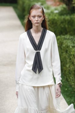 New York, Ny - Eylül 07: Tory Burch moda pist New York'ta New York moda haftası 7 Eylül 2018 üzerinde sırasında göstermek bir modeli yürür..