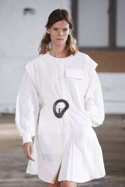 New York, Ny - Eylül 09: Tibi bahar 2019 moda pist New York'ta 9 Eylül 2018 tarihinde New York moda haftası sırasında göstermek bir modeli yürür..