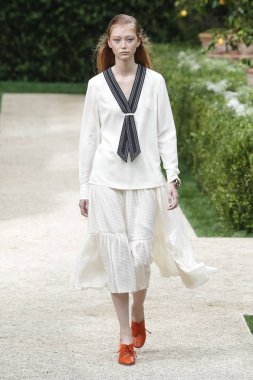 New York, Ny - Eylül 07: Tory Burch moda pist New York'ta New York moda haftası 7 Eylül 2018 üzerinde sırasında göstermek bir modeli yürür..