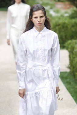 New York, Ny - Eylül 07: Tory Burch moda pist New York'ta New York moda haftası 7 Eylül 2018 üzerinde sırasında göstermek bir modeli yürür..