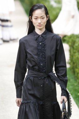 New York, Ny - Eylül 07: Tory Burch moda pist New York'ta New York moda haftası 7 Eylül 2018 üzerinde sırasında göstermek bir modeli yürür..