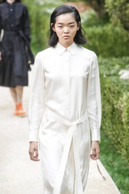 New York, Ny - Eylül 07: Tory Burch moda pist New York'ta New York moda haftası 7 Eylül 2018 üzerinde sırasında göstermek bir modeli yürür..