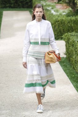 New York, Ny - Eylül 07: Tory Burch moda pist New York'ta New York moda haftası 7 Eylül 2018 üzerinde sırasında göstermek bir modeli yürür..