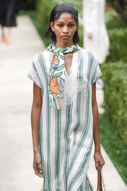 New York, Ny - Eylül 07: Tory Burch moda pist New York'ta New York moda haftası 7 Eylül 2018 üzerinde sırasında göstermek bir modeli yürür..