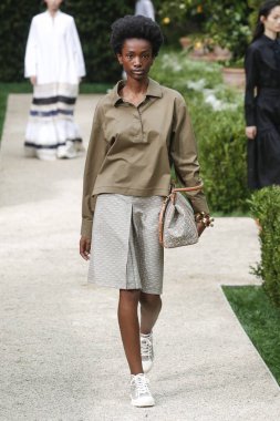 New York, Ny - Eylül 07: Tory Burch moda pist New York'ta New York moda haftası 7 Eylül 2018 üzerinde sırasında göstermek bir modeli yürür..