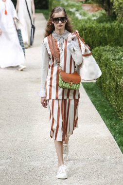 New York, Ny - Eylül 07: Tory Burch moda pist New York'ta New York moda haftası 7 Eylül 2018 üzerinde sırasında göstermek bir modeli yürür..