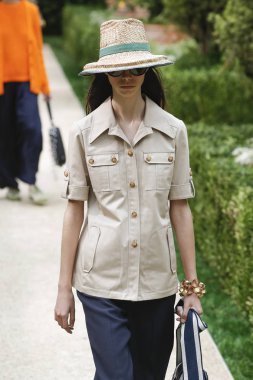 New York, Ny - Eylül 07: Tory Burch moda pist New York'ta New York moda haftası 7 Eylül 2018 üzerinde sırasında göstermek bir modeli yürür..