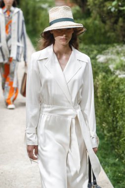 New York, Ny - Eylül 07: Tory Burch moda pist New York'ta New York moda haftası 7 Eylül 2018 üzerinde sırasında göstermek bir modeli yürür..