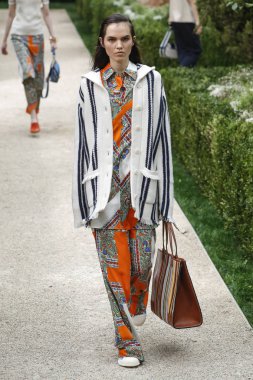 New York, Ny - Eylül 07: Tory Burch moda pist New York'ta New York moda haftası 7 Eylül 2018 üzerinde sırasında göstermek bir modeli yürür..
