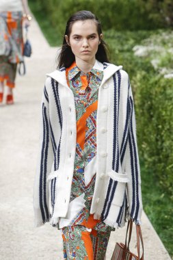 New York, Ny - Eylül 07: Tory Burch moda pist New York'ta New York moda haftası 7 Eylül 2018 üzerinde sırasında göstermek bir modeli yürür..