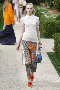 New York, Ny - Eylül 07: Tory Burch moda pist New York'ta New York moda haftası 7 Eylül 2018 üzerinde sırasında göstermek bir modeli yürür..