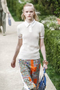 New York, Ny - Eylül 07: Tory Burch moda pist New York'ta New York moda haftası 7 Eylül 2018 üzerinde sırasında göstermek bir modeli yürür..