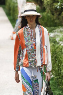 New York, Ny - Eylül 07: Tory Burch moda pist New York'ta New York moda haftası 7 Eylül 2018 üzerinde sırasında göstermek bir modeli yürür..