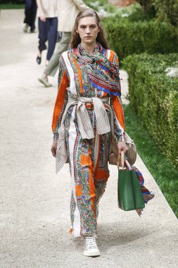 New York, Ny - Eylül 07: Tory Burch moda pist New York'ta New York moda haftası 7 Eylül 2018 üzerinde sırasında göstermek bir modeli yürür..