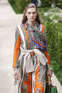 New York, Ny - Eylül 07: Tory Burch moda pist New York'ta New York moda haftası 7 Eylül 2018 üzerinde sırasında göstermek bir modeli yürür..