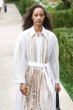 New York, Ny - Eylül 07: Tory Burch moda pist New York'ta New York moda haftası 7 Eylül 2018 üzerinde sırasında göstermek bir modeli yürür..