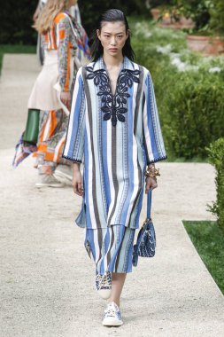 New York, Ny - Eylül 07: Tory Burch moda pist New York'ta New York moda haftası 7 Eylül 2018 üzerinde sırasında göstermek bir modeli yürür..