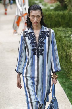 New York, Ny - Eylül 07: Tory Burch moda pist New York'ta New York moda haftası 7 Eylül 2018 üzerinde sırasında göstermek bir modeli yürür..
