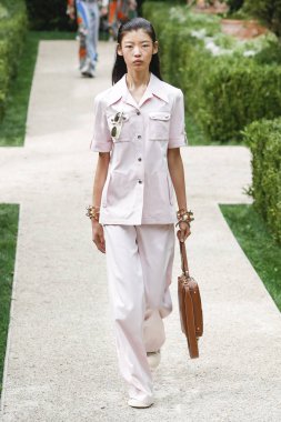 New York, Ny - Eylül 07: Tory Burch moda pist New York'ta New York moda haftası 7 Eylül 2018 üzerinde sırasında göstermek bir modeli yürür..