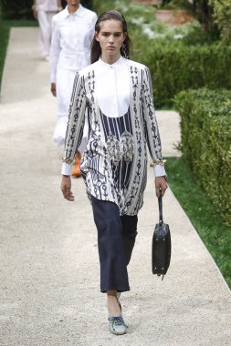 New York, Ny - Eylül 07: Tory Burch moda pist New York'ta New York moda haftası 7 Eylül 2018 üzerinde sırasında göstermek bir modeli yürür..