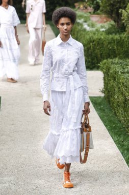 New York, Ny - Eylül 07: Tory Burch moda pist New York'ta New York moda haftası 7 Eylül 2018 üzerinde sırasında göstermek bir modeli yürür..