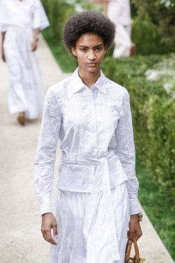 New York, Ny - Eylül 07: Tory Burch moda pist New York'ta New York moda haftası 7 Eylül 2018 üzerinde sırasında göstermek bir modeli yürür..