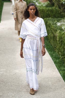 New York, Ny - Eylül 07: Tory Burch moda pist New York'ta New York moda haftası 7 Eylül 2018 üzerinde sırasında göstermek bir modeli yürür..