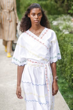 New York, Ny - Eylül 07: Tory Burch moda pist New York'ta New York moda haftası 7 Eylül 2018 üzerinde sırasında göstermek bir modeli yürür..